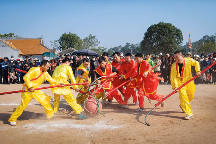 Trò chơi móc cầu trong lễ hội Đình Nội, xã Việt Lập, huyện Tân Yên, tỉnh Bắc Giang