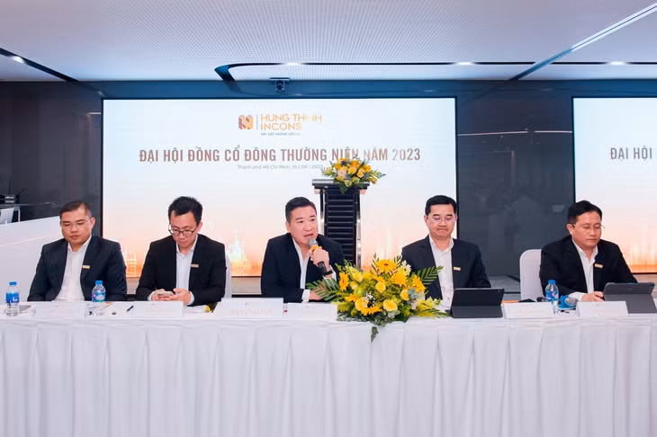 Đoàn chủ tọa giải đáp các thắc mắc của cổ đông
