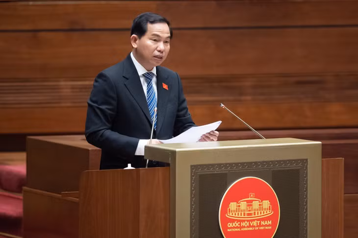 Ủy viên Ủy ban Thường vụ Quốc hội, Chủ nhiệm Ủy ban Tài chính - Ngân sách Lê Quang Mạnh trình bày Báo cáo giải trình, tiếp thu, chỉnh lý dự thảo Luật Đấu thầu (sửa đổi). Ảnh: quochoi.vn