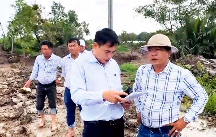 Phóng viên Báo Đấu thầu tác nghiệp trên công trường Dự án tuyến đường ven biển Hòn Đất - Kiên Lương
