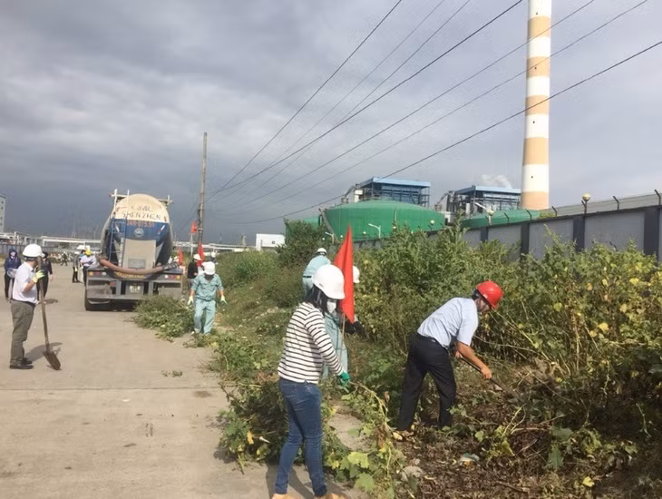 Thường xuyên ra quân tổng vệ sinh khu vực xung quanh nhà máy ngoài giờ làm việc