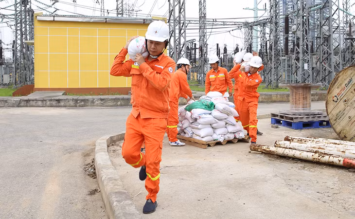 EVNNPT phối hợp với các đơn vị tổ chức diễn tập PCTT&amp;TKCN trước mùa mưa bão năm 2023. Ảnh chụp tháng 4/2023