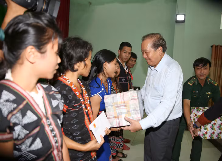 Phó Thủ tướng Trương Hoà Bình trao các phần quà động viên các gia đình bị thiệt hại do mưa lũ. Ảnh: VGP/Lê Sơn