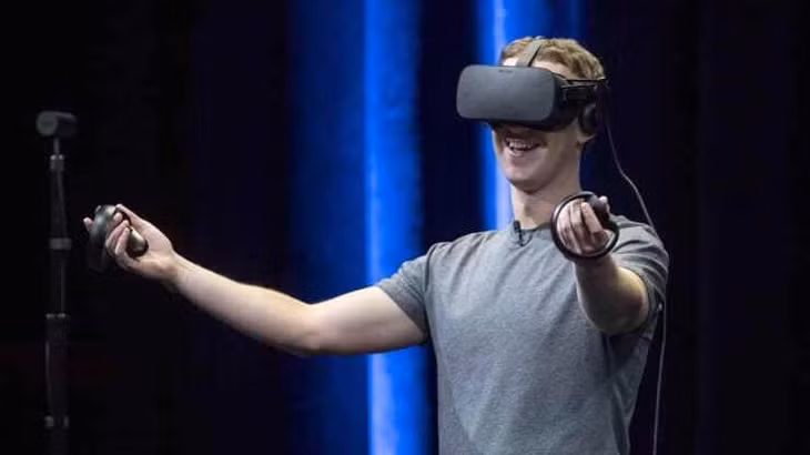 CEO Mark Zuckerberg sử dụng kính VR do công ty sản xuất tại một sự kiện - Ảnh: Bloomberg/CNBC. CEO Mark Zuckerberg sử dụng kính VR do công ty sản xuất tại một sự kiện - Ảnh: Bloomberg/CNBC.
