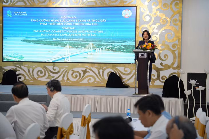 Tổng giám đốc ngân hàng Standard Chartered Việt Nam Michele Wee phát biểu tại Hội thảo