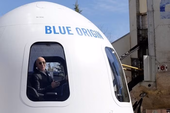 Thời còn đi học, ông Bezos từng nói với các giáo viên của mình rằng “tương lai của nhân loại không phải trên hành tinh này”. Câu nói này giờ đây được vị CEO của Amazon cụ thể hóa thông qua việc sở hữu công ty thám hiểm vũ trụ mang tên Blue Origin.