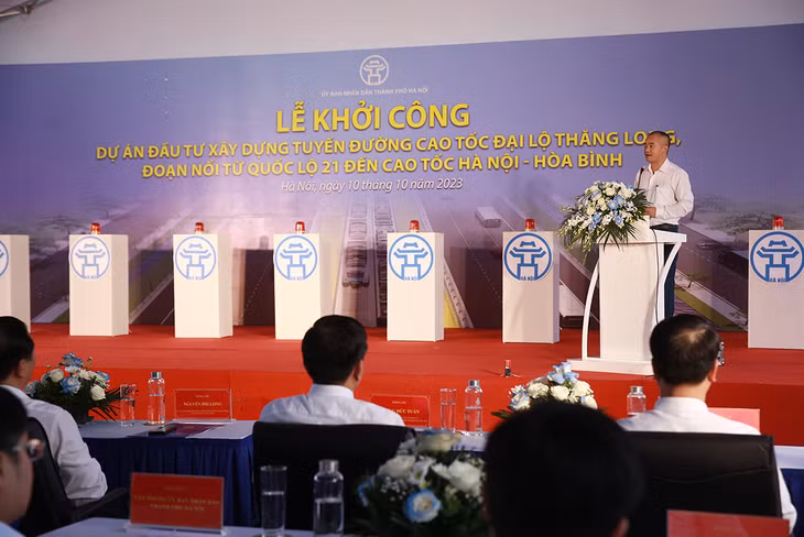 Đại diện Liên danh nhà thầu thi công báo cáo về công tác chuẩn bị và cam kết tiến độ. Ảnh: Lê Tiên