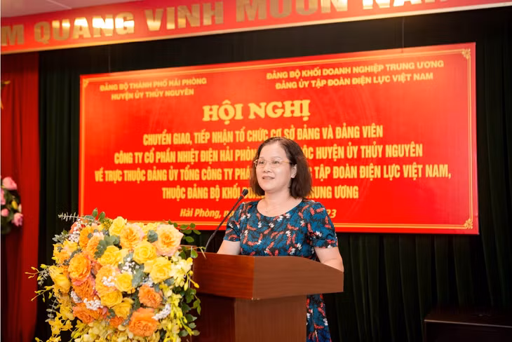 Đồng chí Lương Thị Quyên - Phó Trưởng phòng Cơ sở đảng và đảng viên,Ban Tổ chức Đảng ủy Khối Doanh nghiệp Trung ương công bố Quyết định tiếp nhận