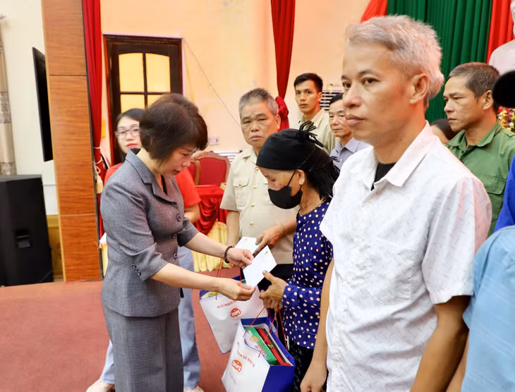 Thứ trưởng Nguyễn Thị Bích Ngọc và Đoàn công tác của Bộ Kế hoạch và Đầu tư đã tặng quà cho 45 thương, bệnh binh của huyện Bắc Mê. Ảnh: MPI
