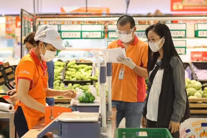 Dù thời gian làm việc có rút ngắn, nhiều siêu thị cho biết vẫn tự điều tiết nhân sự sắp xếp ca làm việc tuỳ theo bộ phận để đảm bảo hàng hóa thiết yếu cho người dân. Ảnh: Phương Lâm.