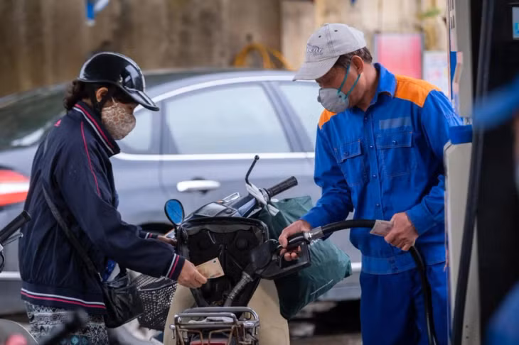 Giá dầu thô WTI và Brent vẫn tiếp tục tăng khiến áp lực tăng giá xăng dầu kỳ tới lên cao. Ảnh: Phạm Thắng.