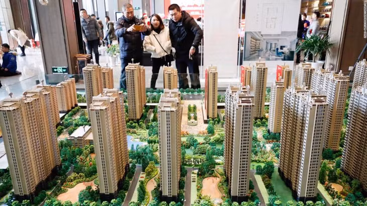 Người mua nhà xem mô hình một dự án ở Giang Tô, tháng 12/2018 - Ảnh: AP.