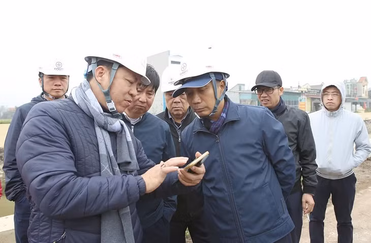 Đoàn công tác của EVNNPT nghe báo báo tiến độ triển khai Dự án
