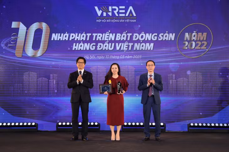 Bà Nguyễn Kiều Anh – Giám đốc Marketing Sun Property nhận giải thưởng Top 10 nhà phát triển bất động sản hàng đầu Việt Nam năm 2022 cho Sun Property.