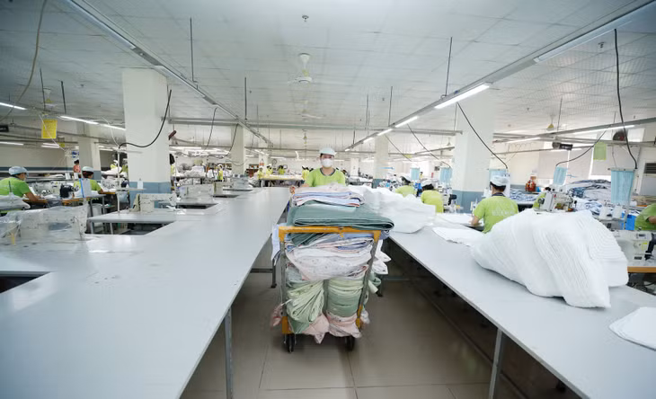 Nhiều doanh nghiệp gặp khó do những vướng mắc cản trở hoạt động sản xuất, kinh doanh liên quan tới phòng cháy chữa cháy, thủ tục kiểm tra hàng hóa thông quan… Ảnh: Lê Tiên