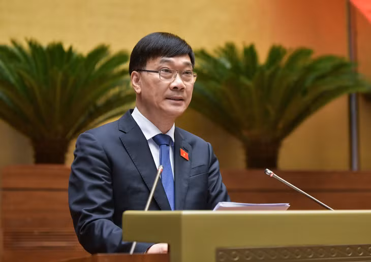 Chủ nhiệm Ủy ban Kinh tế của Quốc hội Vũ Hồng Thanh trình bày báo cáo giải trình, tiếp thu, chỉnh lý Dự thảo Luật Kinh doanh bất động sản (sửa đổi). Ảnh: quochoi.vn