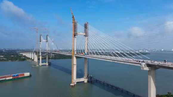 Giá trị của tuyến cao tốc nằm ở việc củng cố kết nối Đông - Tây, đưa các khu công nghiệp phía Tây đến gần hơn với những hạ tầng lớn phía Đông. Ảnh: Internet