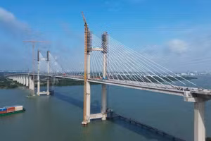 Giá trị của tuyến cao tốc nằm ở việc củng cố kết nối Đông - Tây, đưa các khu công nghiệp phía Tây đến gần hơn với những hạ tầng lớn phía Đông. Ảnh: Internet