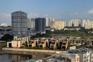 Dư địa để các nhà băng tiếp tục đồng hành, chia sẻ gánh nặng tài chính với người vay vốn vẫn còn rất lớn. Ảnh: Bảo Tín