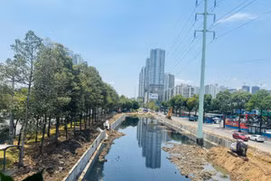 Điểm đáng chú ý trong điều hành đầu tư công năm nay là TP.HCM đang tiếp tục chuyển vốn về những dự án có khả năng giải ngân, thay vì để nguồn lực nằm tại các dự án chưa đủ điều kiện triển khai. Ảnh: Gia An