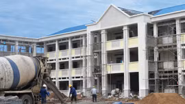 Gói thầu Thi công xây lắp có giá 76,999 tỷ đồng, thuộc Dự án Xây dựng Trường Trung học cơ sở Vĩnh Lộc B (giai đoạn 1) tại xã Tân Vĩnh Lộc (TP.HCM). Ảnh: Phúc An