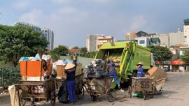 Urenco Gia Lâm đảm nhận nhiều gói thầu duy trì vệ sinh đường phố, thu gom, vận chuyển và xử lý rác thải sinh hoạt, duy trì thoát nước, chiếu sáng... trên địa bàn Thủ đô. Ảnh: Nhã Chi