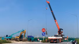 Gói thầu yêu cầu người vận hành thiết bị cơ giới phải có giấy phép lái xe phù hợp tải trọng hoặc chứng nhận, chứng chỉ vận hành. Ảnh minh họa: Phúc An