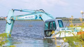 Thiết bị thi công tại Dự án đường Tố Hữu nối dài đi sân bay Phú Bài ngập trong nước. Ảnh: Nguyễn Luân