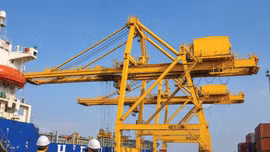 Nhà thầu cho rằng, việc đáp ứng tiêu chí kinh nghiệm cung cấp ít nhất 3 cổng trục có sức nâng từ 800 tấn trở lên là rất khó. Ảnh minh họa: Trần Sơn