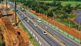 Việc chuẩn hóa, công khai quy trình chỉ định thầu qua mạng là cần thiết để lựa chọn được nhà thầu đủ năng lực, bảo đảm chất lượng, tiến độ triển khai các gói thầu quy mô lớn. Ảnh: Song Lê