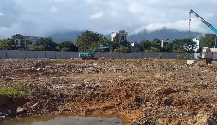 Máy móc đang thi công dù kiến nghị chưa được giải quyết. Ảnh Hải Vân