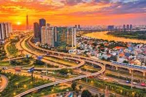 Không gian tăng trưởng lớn từ đầu tư công, hạ tầng, đô thị và công nghiệp không chỉ là cơ hội về thị trường, mà còn là cơ hội nâng cấp năng lực sản xuất của doanh nghiệp. Ảnh: Song Lê