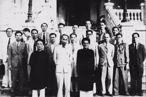Chính phủ Nước Việt Nam Dân chủ Cộng hòa do Chủ tịch Hồ Chí Minh đứng đầu ra mắt quốc dân. Ảnh tư liệu