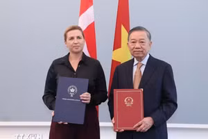 Tổng Bí thư, Chủ tịch nước Tô Lâm và Thủ tướng Đan Mạch Mette Frederiksen trao Tuyên bố chung về việc thiết lập quan hệ Đối tác chiến lược toàn diện Việt Nam - Đan Mạch - Ảnh: TTXVN
