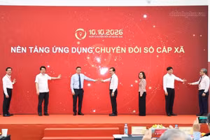 Thứ trưởng Bộ KH&CN Phạm Đức Long và các đại biểu bấm nút ra mắt Ứng dụng Chuyển đổi số cấp xã - Ảnh: chinhphu.vn/Thu Giang