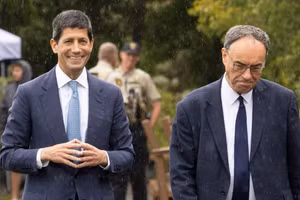 Thống đốc BOE Andrew Bailey (phải) và Chủ tịch Fed Kevin Warsh tại hội nghị của Fed ở Jackson Hole, tháng 8/2026 - Ảnh: CNBC.