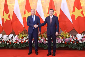 Thủ tướng Lê Minh Hưng và Thủ tướng Cộng hòa Ba Lan Donald Tusk - Ảnh: chinhphu.vn/Nhật Bắc