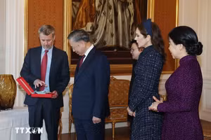 Nhà Vua Frederik X trao tặng Tổng Bí thư, Chủ tịch nước Tô Lâm Huân chương Voi (Order of the Elephant) - huân chương cao quý nhất của Vương quốc Đan Mạch - Ảnh: TTXVN