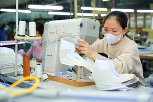 6 nhóm hàng hóa nhập khẩu phục vụ gia công, từ nguyên phụ liệu, máy móc đến linh kiện, được đề xuất miễn thuế xuất nhập khẩu. Ảnh: Nhã Chi