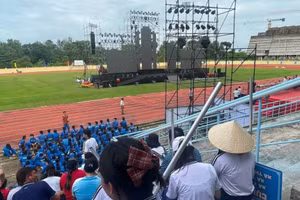 Sân vận động tỉnh An Giang xuất hiện hàng loạt hình ảnh, video cho thấy: Sân khấu đã được lắp dựng; hệ thống truss quy mô lớn đã được dựng; LED đã được lắp; hệ thống đèn sân khấu đã treo hoàn chỉnh... (Ảnh nhà thầu cung cấp)