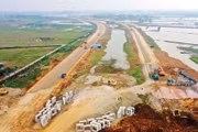 Những quy định tại Nghị định số 206/2026/NĐ-CP được kỳ vọng sẽ tháo gỡ bế tắc về định mức và đơn giá, cho phép áp dụng linh hoạt dữ liệu chi phí để đẩy nhanh tiến độ các dự án. Ảnh: Tiên Giang