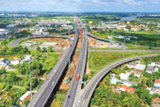 Hàng loạt dự án hạ tầng giao thông trọng điểm được đồng loạt triển khai trong khi dư địa tín dụng dần thu hẹp đặt ra thách thức lớn về nguồn vốn đối với nhà đầu tư. Ảnh: Lê Tiên