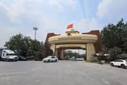 Cửa khẩu Lao Bảo - điểm cuối của cao tốc Cam Lộ - Lao Bảo được xác định là tuyến đường huyết mạch trong lộ trình “vươn Đông, tỏa Tây” của Quảng Trị. Ảnh: Thanh Hải
