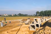 Các ban quản lý dự án cấp xã/phường được giao triển khai hàng loạt dự án hạ tầng thiết yếu như đường giao thông nông thôn, trường học, trạm y tế và thiết chế văn hóa. Ảnh: Nhã Chi