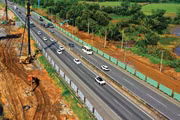 Việc chuẩn hóa, công khai quy trình chỉ định thầu qua mạng là cần thiết để lựa chọn được nhà thầu đủ năng lực, bảo đảm chất lượng, tiến độ triển khai các gói thầu quy mô lớn. Ảnh: Song Lê