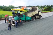 Từ giữa năm 2026, giá bê tông nhựa nóng bắt đầu tăng do áp lực từ chi phí nguyên vật liệu đầu vào. Ảnh: Tiên Giang