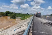 Nhà thầu triển khai biện pháp gia cường, xử lý mặt đường nhằm bảo đảm an toàn giao thông. Ảnh: Ngọc Tuấn 