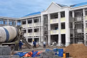 Gói thầu Thi công xây lắp có giá 76,999 tỷ đồng, thuộc Dự án Xây dựng Trường Trung học cơ sở Vĩnh Lộc B (giai đoạn 1) tại xã Tân Vĩnh Lộc (TP.HCM). Ảnh: Phúc An