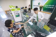 Tính đến giữa tháng 10, tăng trưởng huy động và tăng trưởng tín dụng đã tương đối cân bằng, nhưng thiếu hụt nguồn vốn cho tăng trưởng cao vẫn là bài toán cần lời giải mới. Ảnh: Minh Dũng
