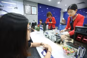 Ngân hàng Nhà nước yêu cầu các ngân hàng thương mại tiết giảm chi phí vận hành, chia sẻ một phần lợi nhuận và chủ động giảm chi phí huy động vốn để giảm lãi suất cho vay bền vững. Ảnh: Lê Tiên